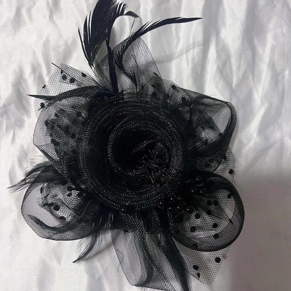 Black Feathered Fascinator Headpiece - Elegant Women’s Hair Accessory - Picture 4 of 5